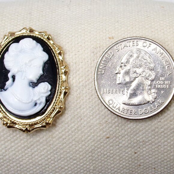 Oval cameo earrings in black and white in a Victorian gold frame setting - Picture 5 of 7